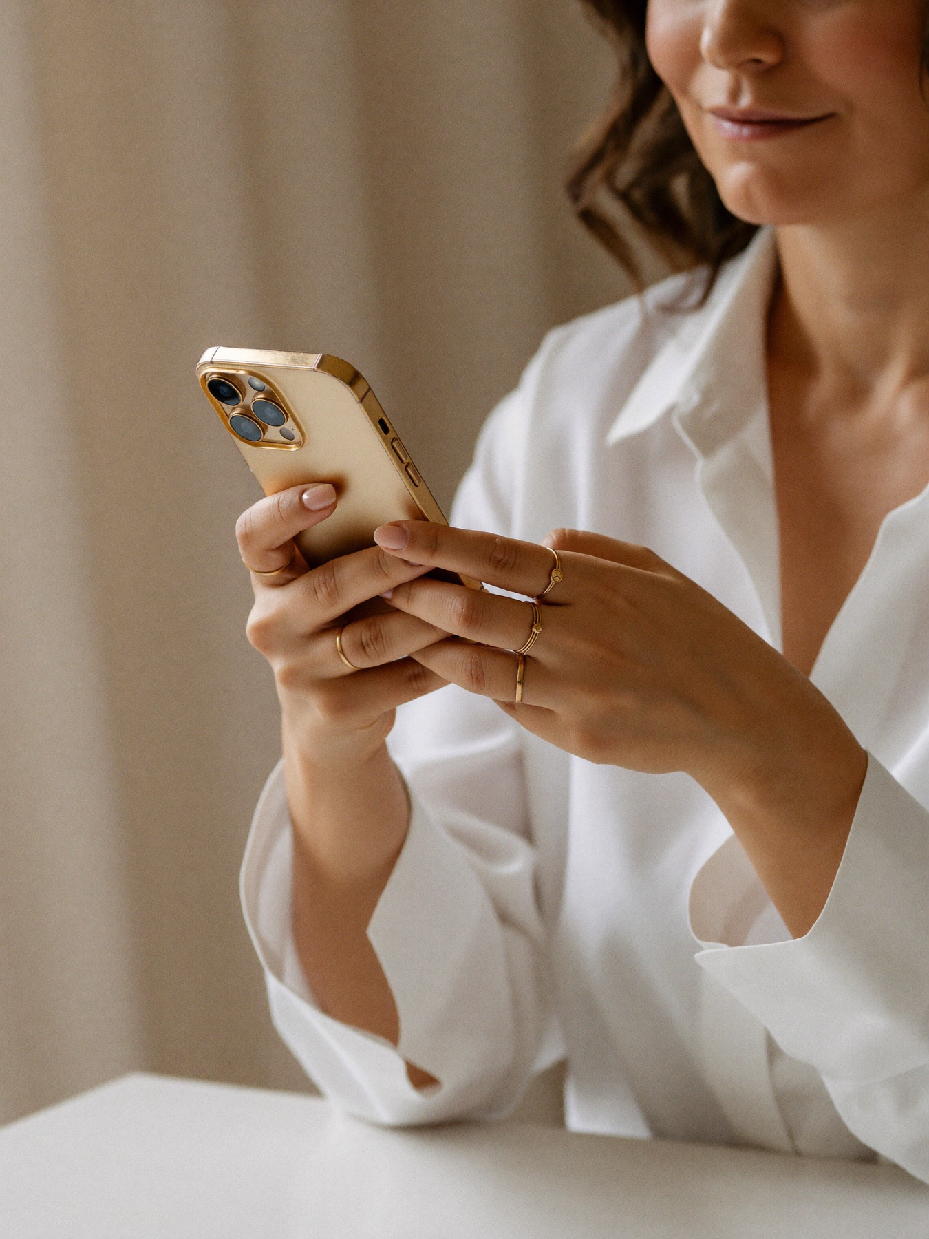Frau öffnet den persönlichen Maßstab auf ihrem Smartphone