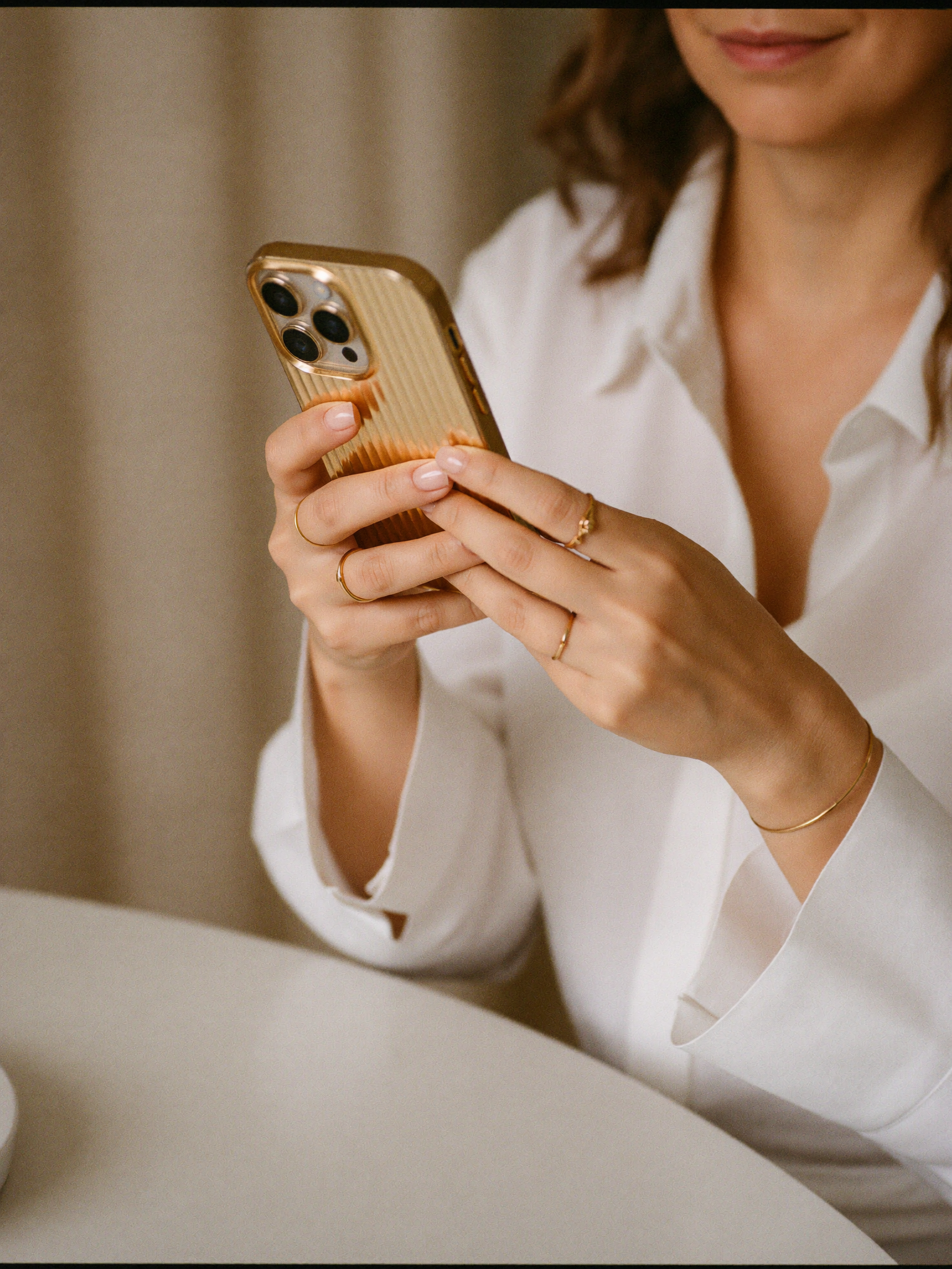 Frau liest eine Nachricht auf ihrem Handy